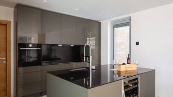 Refrigerador, horno, parrilla de estufa y cafetera y tetera