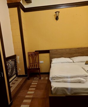Chambre Double Économique | Matelas mémoire de forme, décoration personnalisée, bureau