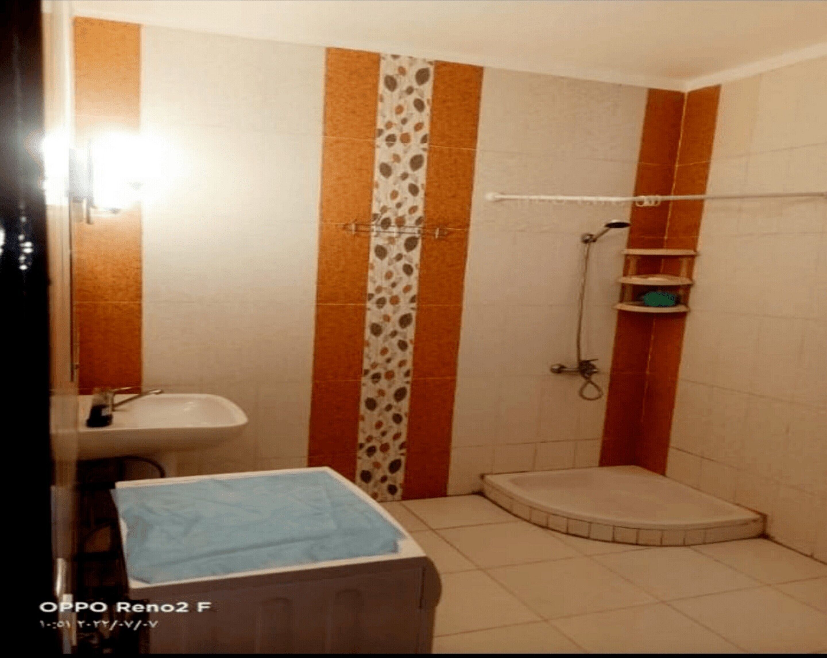 city apartment | bathroom | towels, toilet paper
