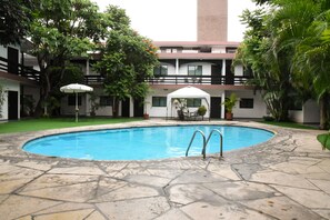 2 piscines extérieures