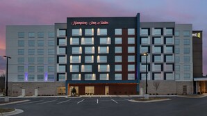 A Hampton Inn & Suites hotel with a modern facade, multiple windows, and a parking lot. - Hampton Inn & Suites Durham University Medical Center (Durham)