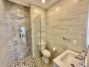 Dusche, Haartrockner, Handtücher