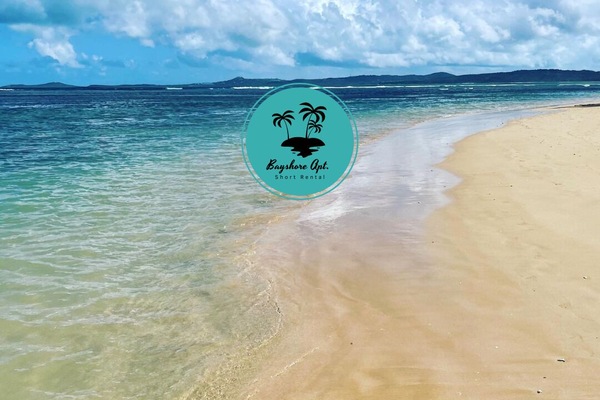 En la playa, sillas reclinables de playa, toallas de playa