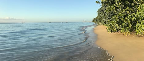 Vlak bij het strand