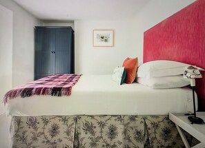 4 bedrooms, desk, iron/ironing board, travel cot