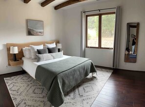 6 bedrooms, WiFi, bed sheets
