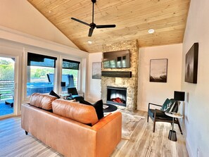 Smart TV, fireplace, video games, table football - Lakefront, Amazing LakeView, Private Hot Tub! (Hollister)