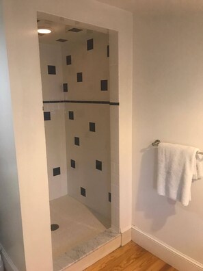 Secadora de cabello, toallas, jabón, papel de baño 
