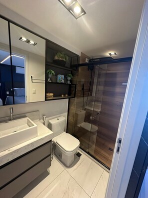 Monolocale Classic | Bagno | Doccia, soffione a pioggia, asciugacapelli, asciugamani