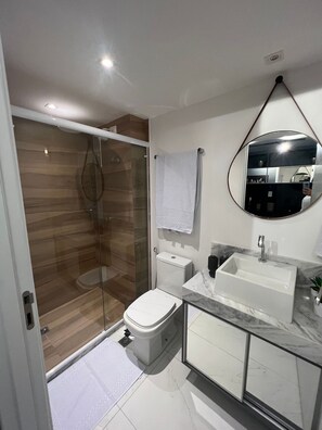 Superior Apartment | Bathroom | Shower, rainfall showerhead, hair dryer, towels