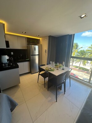 Superior Apartment | Private kitchenette | Mini-fridge, microwave, stovetop, coffee/tea maker - Unity Suites (João Pessoa)