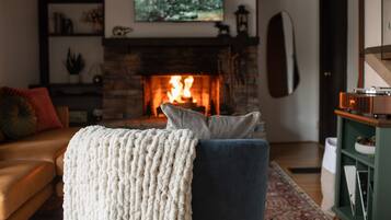 Smart-TV, Kamin, Videospiele, DVD-Player