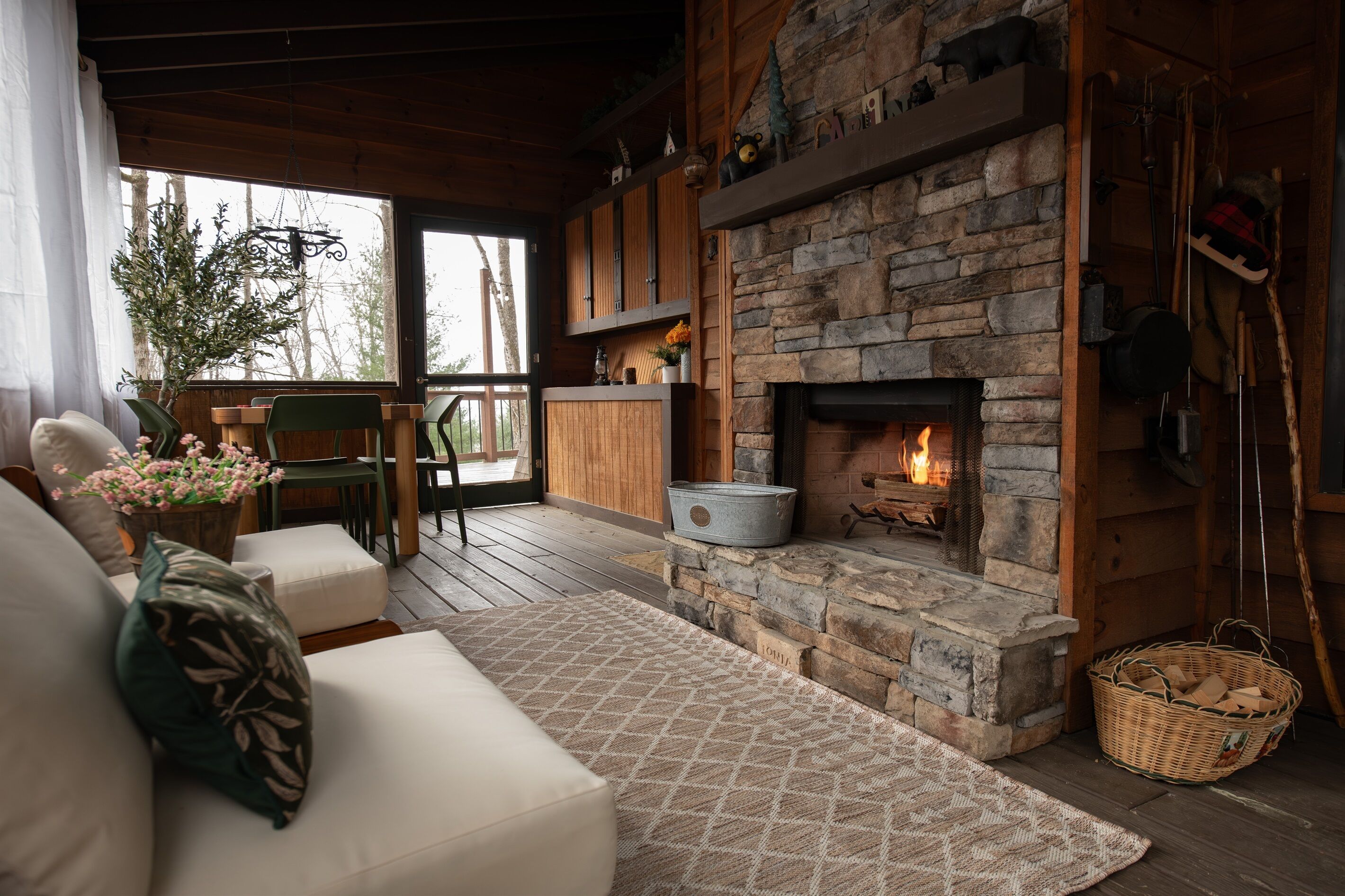 Smart-TV, Kamin, Videospiele, DVD-Player