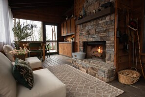 Smart-TV, Kamin, Videospiele, DVD-Player