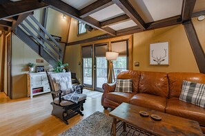 Smart TV, fireplace, video games, DVD player - Tree house~Fire Pit With Views~Playset (Ellijay)