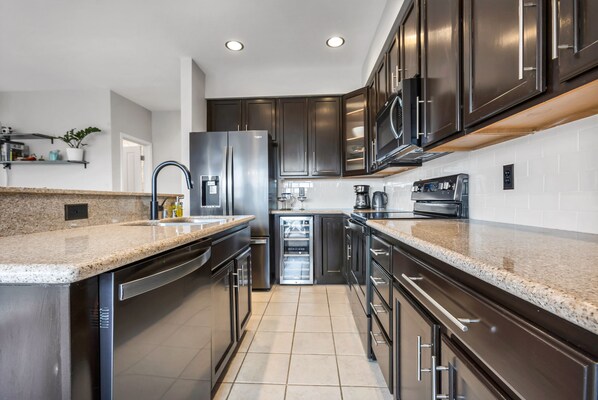 Refrigerador, microondas, horno y parrilla de estufa 