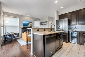 冷蔵庫、電子レンジ、オーブン、コンロ