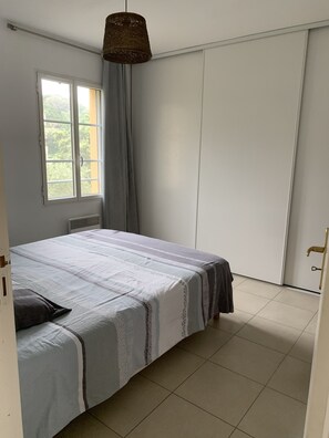 2 chambres, fer et planche à repasser, Wi-Fi, literie fournie