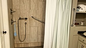 Secadora de cabello, toallas, jabón, shampoo 