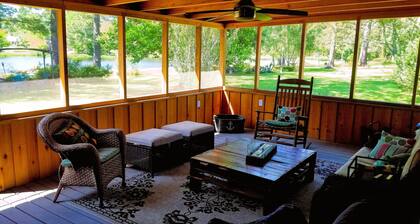 COZY WATERFRONT COTTAGE WITH BEAUTIFUL VIEWS-PET-FRIENDLY