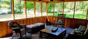 COZY WATERFRONT COTTAGE WITH BEAUTIFUL VIEWS-PET-FRIENDLY