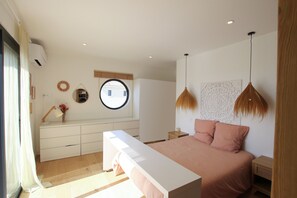 3 habitaciones, tabla de planchar con plancha y cuna de viaje