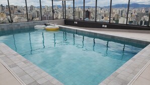 Kolam renang rooftop