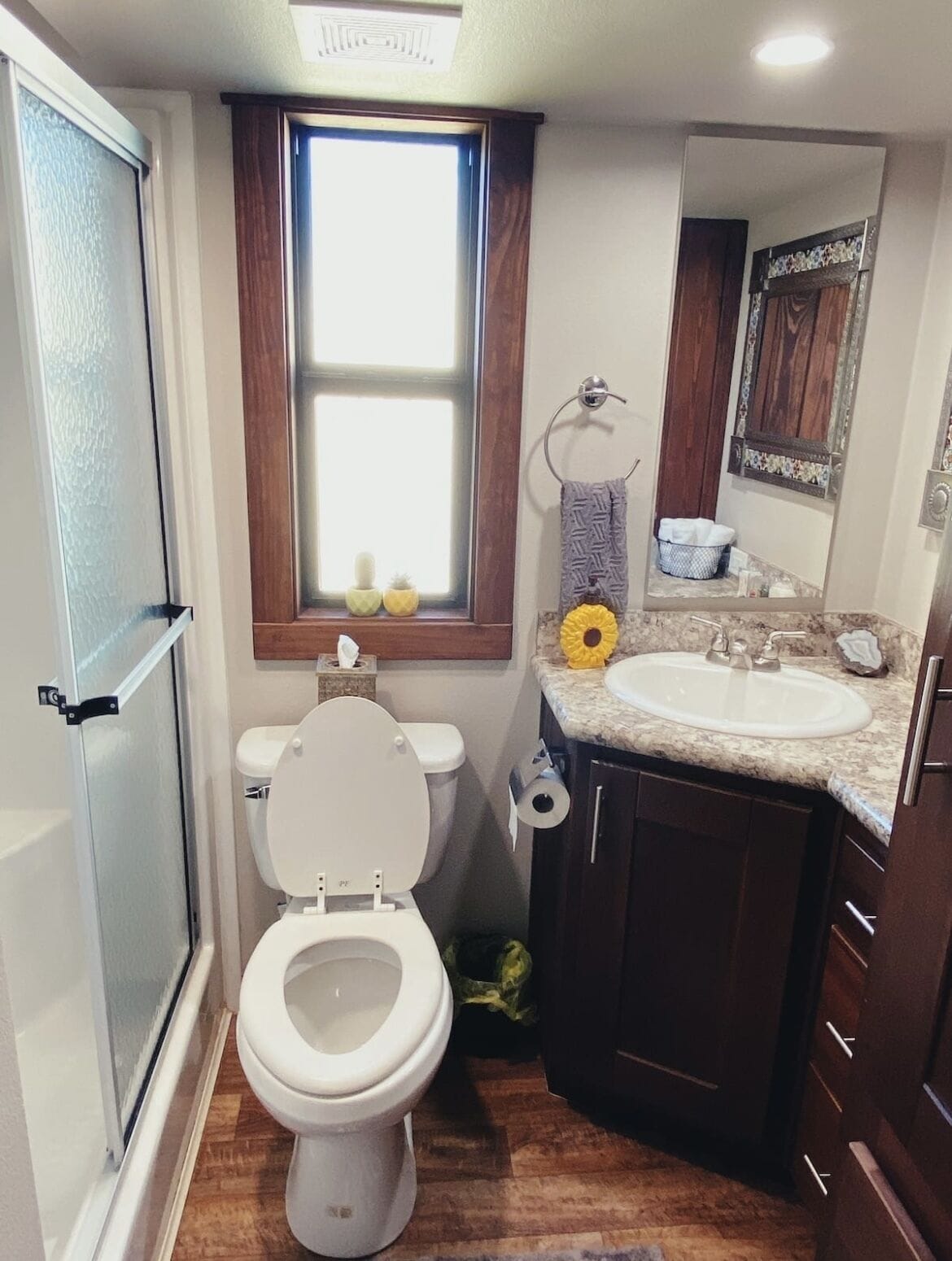 Chuveiro, secador de cabelo, toalhas de banho, sabonete