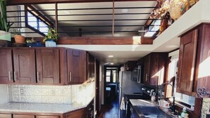 Una cocina amplia con armarios de madera, una isla central y una encimera larga.