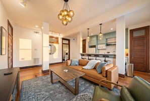 Smart TV, books - Chic Historic Loft, 3 Blocks from The Strand (Galveston)