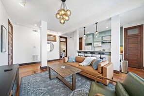 Smart TV, books - Chic Historic Loft, 3 Blocks from The Strand (Galveston)