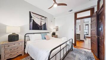 1 dormitorio, escritorio, tabla de planchar con plancha y cuna de viaje