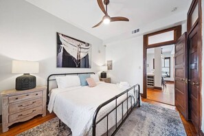 1 chambre, bureau, fer et planche à repasser, lit parapluie