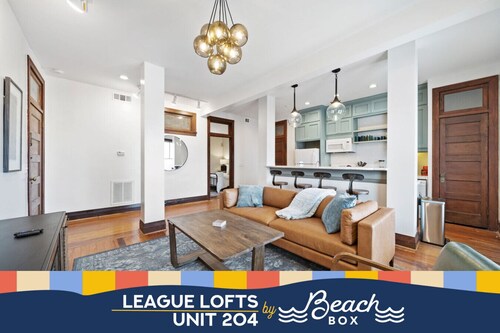 Chic Historic Loft, 3 Blocks from The Strand