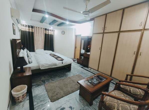 4 bedrooms, internet, bed sheets - LEXUS HOME SPACIOUS AND CENTRALLY LOCATED (Islamabad)