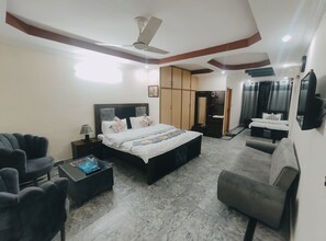 4 bedrooms, internet, bed sheets - LEXUS HOME SPACIOUS AND CENTRALLY LOCATED (Islamabad)