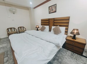 4 bedrooms, Internet, bed sheets - LEXUS HOME SPACIOUS AND CENTRALLY LOCATED (Islamabad)