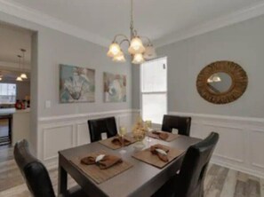 Dining - One minute walk to the Beach -Norfolk (Norfolk)