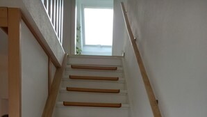 A staircase with wooden handrails and white steps. - Very nice apartment with garden, perfect starting point for hikes, bike tours etc.   (Hürtgenwald)