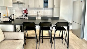 Refrigerador em uma área comum, micro-ondas em uma área comum