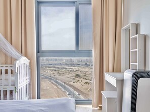 3 bedrooms, desk, blackout drapes, bed sheets - The Nook 2 (Dubai)