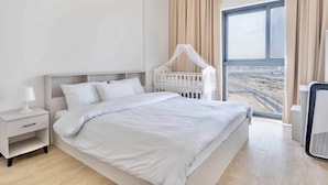 3 quartos, escrivaninha, cortinas blackout, roupa de cama