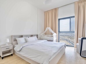 3 bilik tidur, meja, langsir/tirai gelap terus, cadar katil 