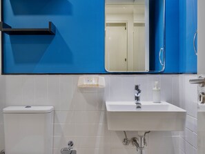 Shower, hydromassage showerhead, bathrobes, towels - The Nook 2 (Dubai)