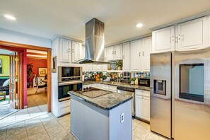 Kühlschrank, Mikrowelle, Herdplatte, Geschirrspüler