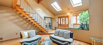 < 1 Mi to Ocean Gate Beach! Lovely Home w/ Hot Tub