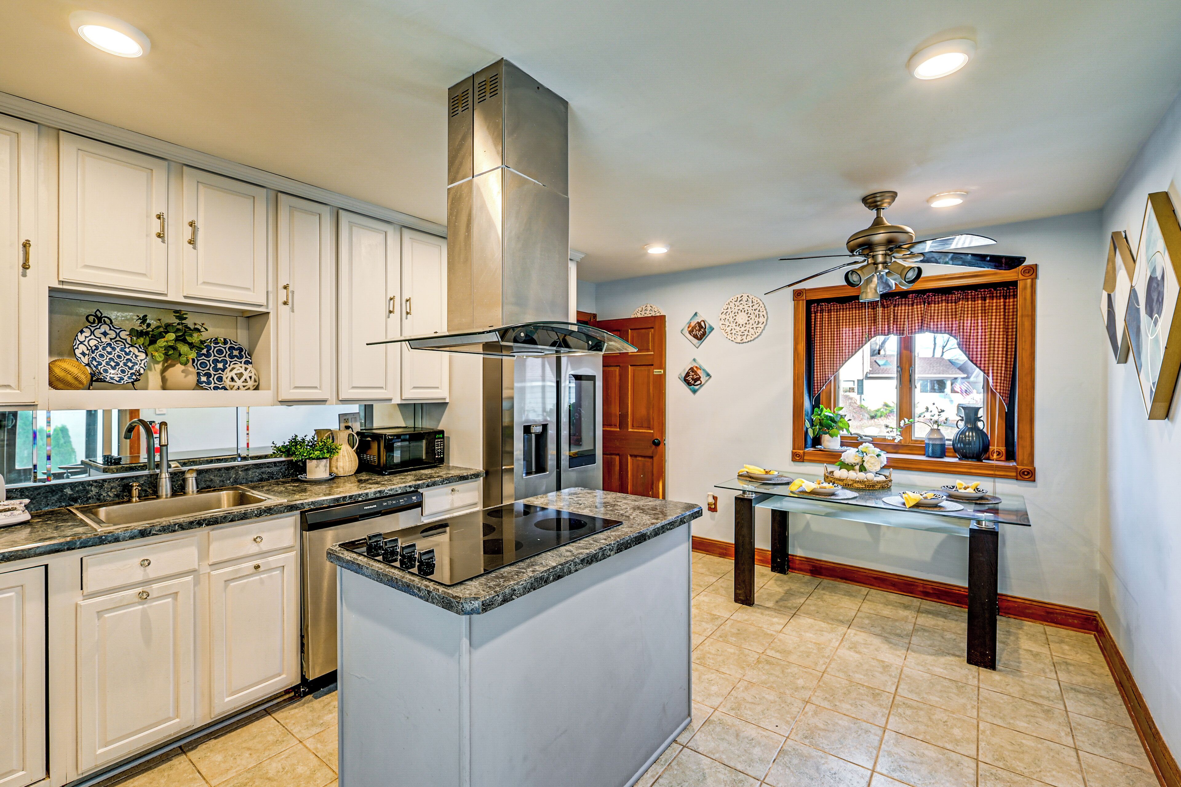 Fridge, microwave, stovetop, dishwasher