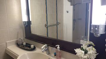 Douche, sĂšche-cheveux, serviettes fournies, papier toilette