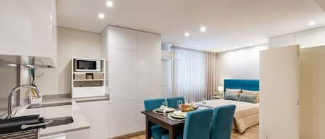 Geladeira, micro-ondas, fogão, cooktop