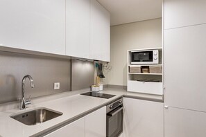 Een koelkast, een microgolfoven, een oven, een kookplaat